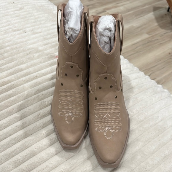 Stylish Ankle Cowgirl Boots - Picture 1 of 6